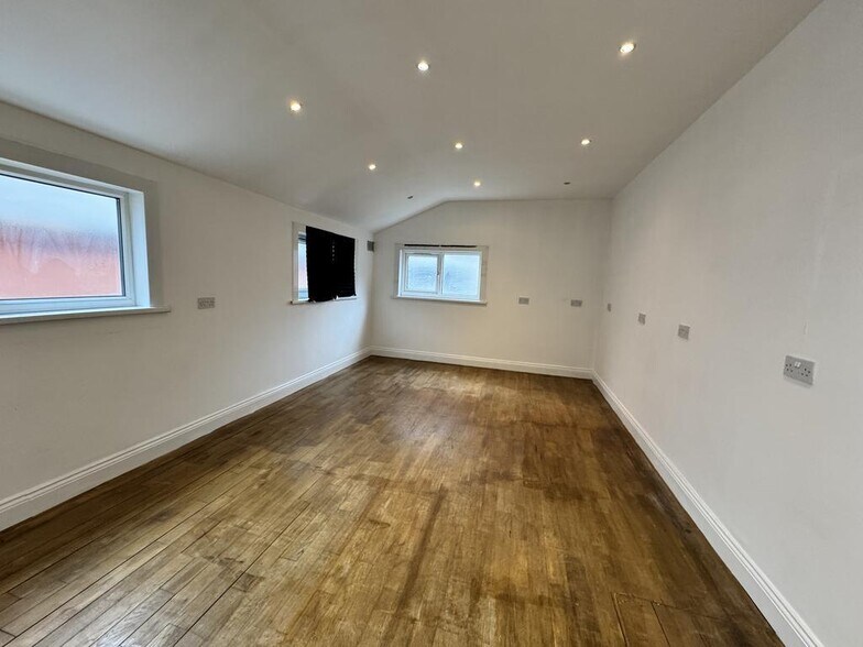 90 High St, Croydon à louer - Photo de l’immeuble – Image 3 sur 5