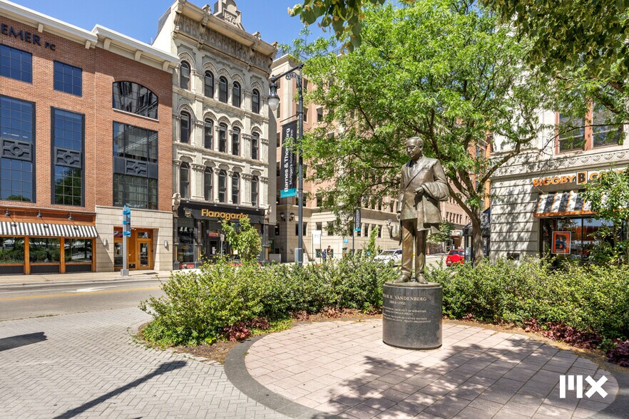 139 Pearl St NW, Grand Rapids, MI à vendre - Photo de l’immeuble – Image 1 sur 52