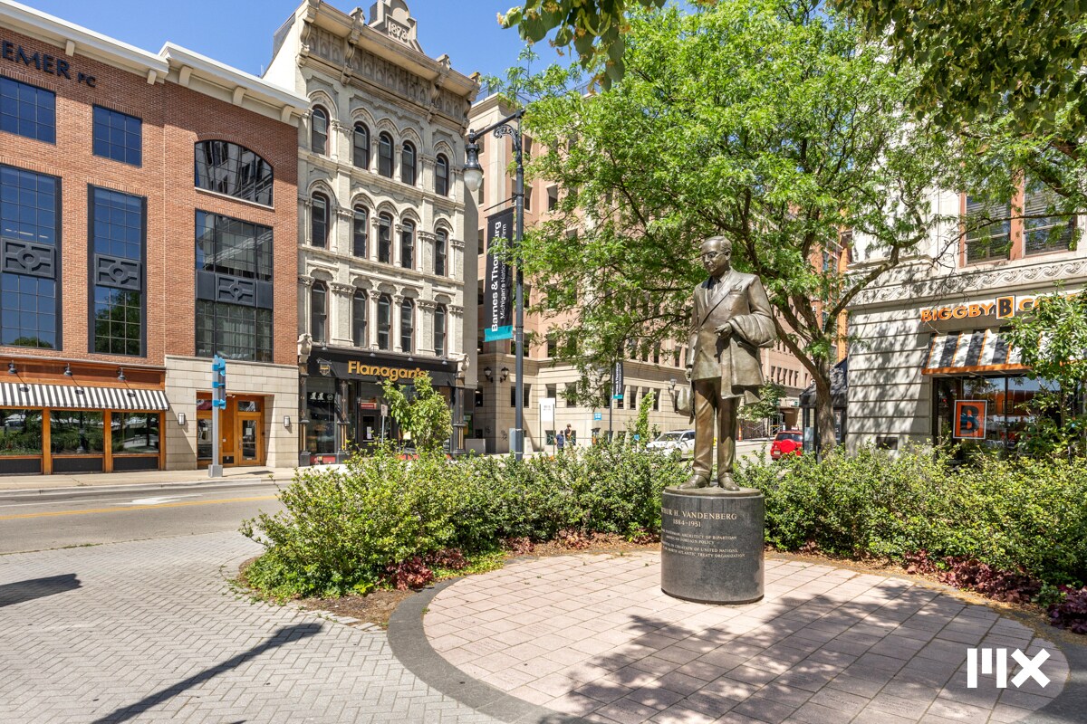 139 Pearl St NW, Grand Rapids, MI à vendre Photo de l’immeuble– Image 1 sur 53