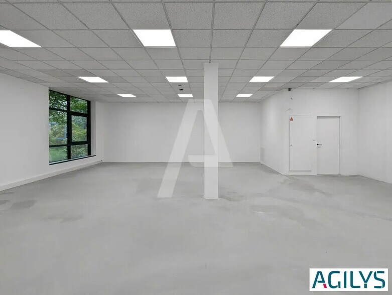 Local d’activités dans Saclay à louer - Photo de l’immeuble – Image 3 sur 12