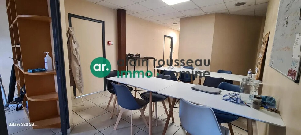 Bureau dans Écouflant à louer - Photo de l’immeuble – Image 2 sur 3