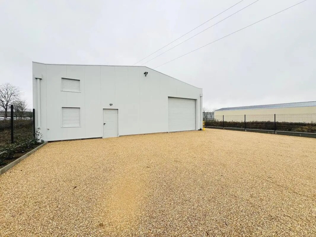 Local d’activités dans Villiers-Saint-Frédéric à louer Photo de l’immeuble– Image 1 sur 9