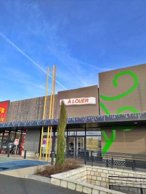 Local commercial dans Chasseneuil-du-Poitou à louer Photo de l’immeuble– Image 1 sur 5