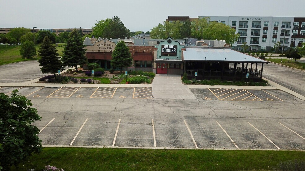 535 Lakeview Pky, Vernon Hills, IL à louer - Photo de l’immeuble – Image 1 sur 4