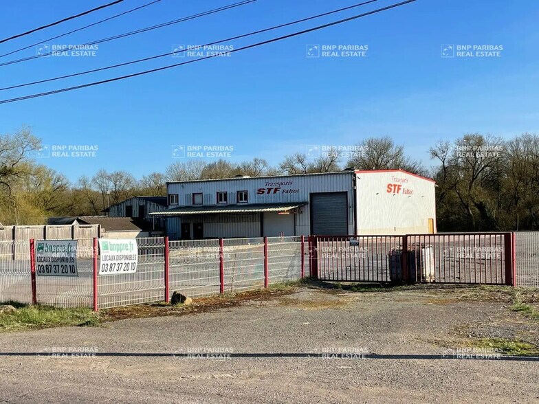 Local d'activités dans Bertrange à vendre - Photo de l’immeuble – Image 1 sur 17