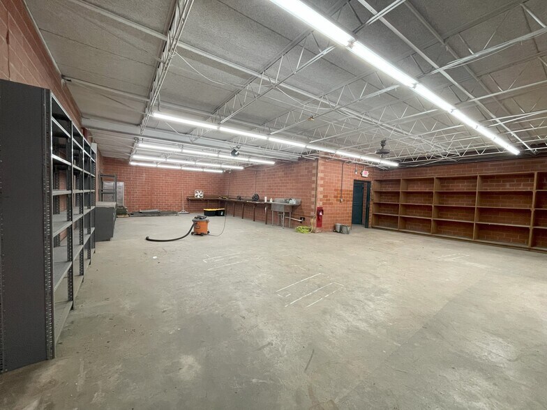 1202 N Flores St, San Antonio, TX à louer - Photo intérieure – Image 2 sur 20