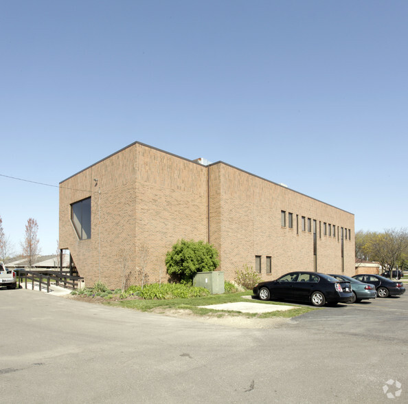 555 W 14 Mile Rd, Clawson, MI à louer - Photo de l’immeuble – Image 3 sur 4