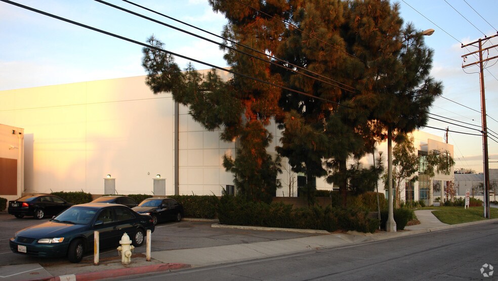 13539 Freeway Dr, Santa Fe Springs, CA à louer - Photo de l’immeuble – Image 2 sur 5