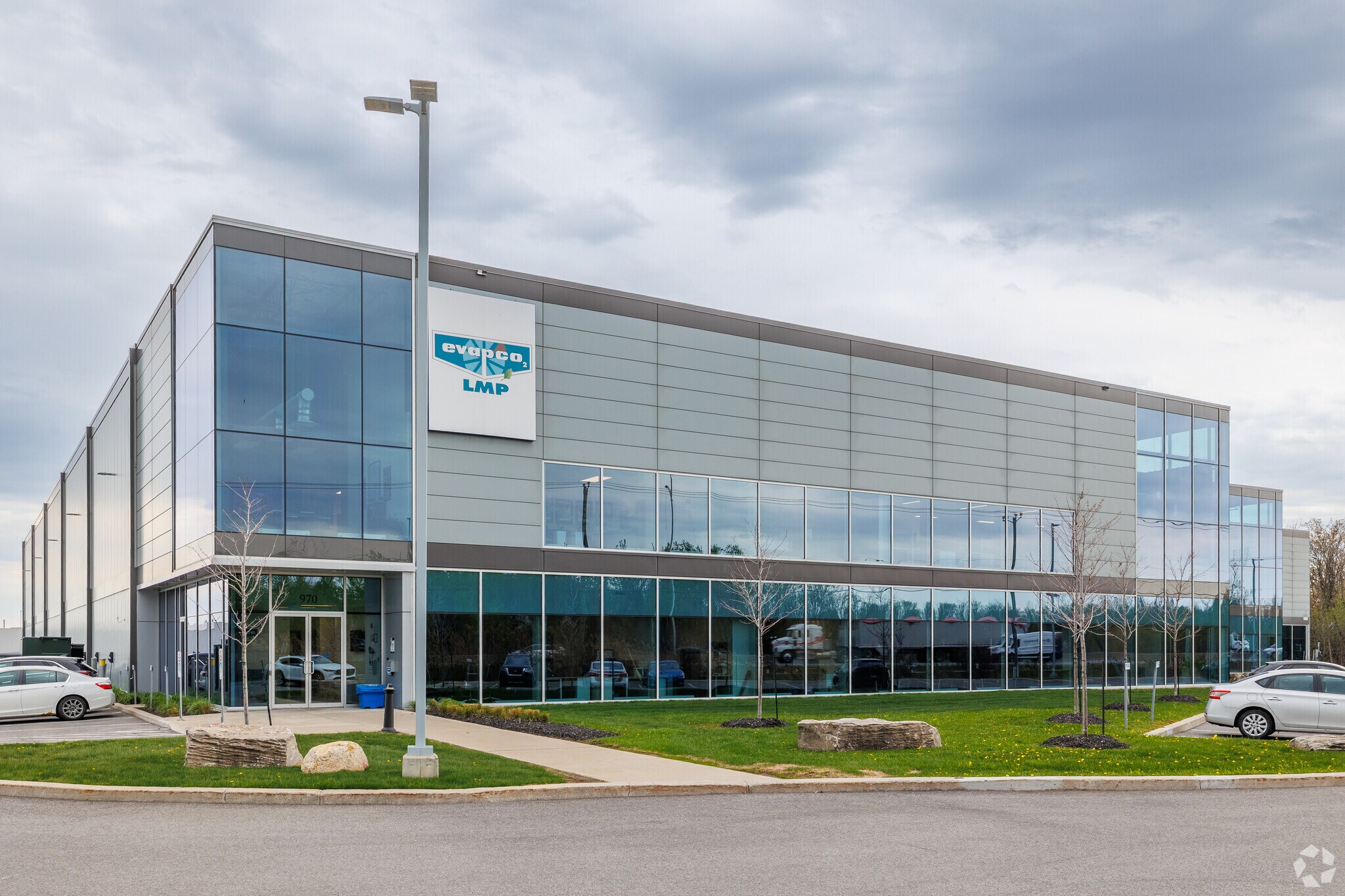 970-980 Pl Paul-Kane, Laval, QC à louer Photo principale– Image 1 sur 6