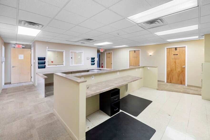 1027 Pompton Ave, Cedar Grove, NJ à louer - Photo de l’immeuble – Image 3 sur 11