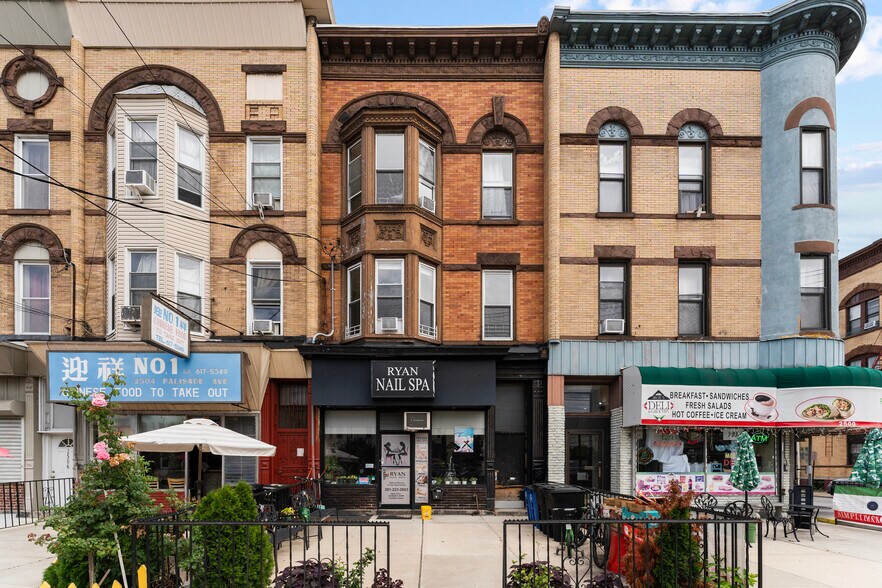 2502 Palisade Ave, Weehawken, NJ à vendre - Photo de l’immeuble – Image 2 sur 39