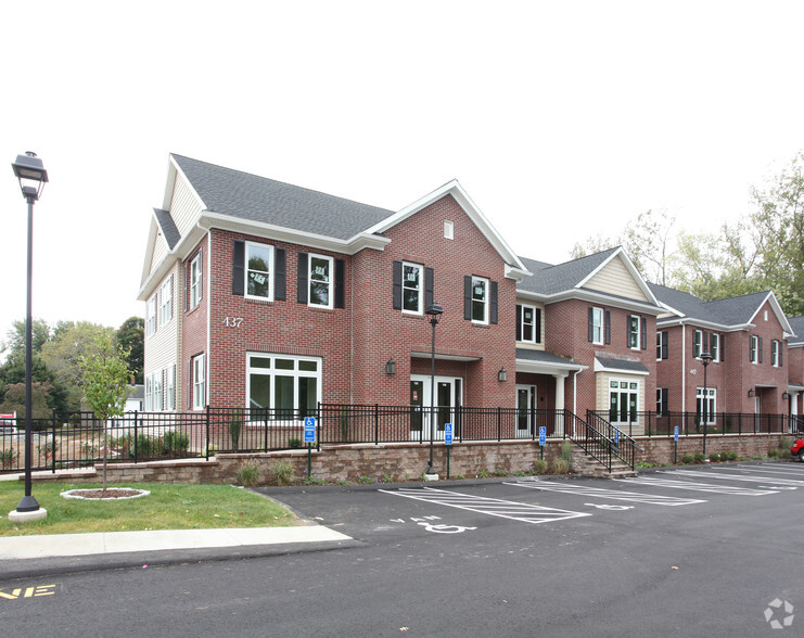437 Naubuc Ave, Glastonbury, CT à louer - Photo de l’immeuble – Image 1 sur 13