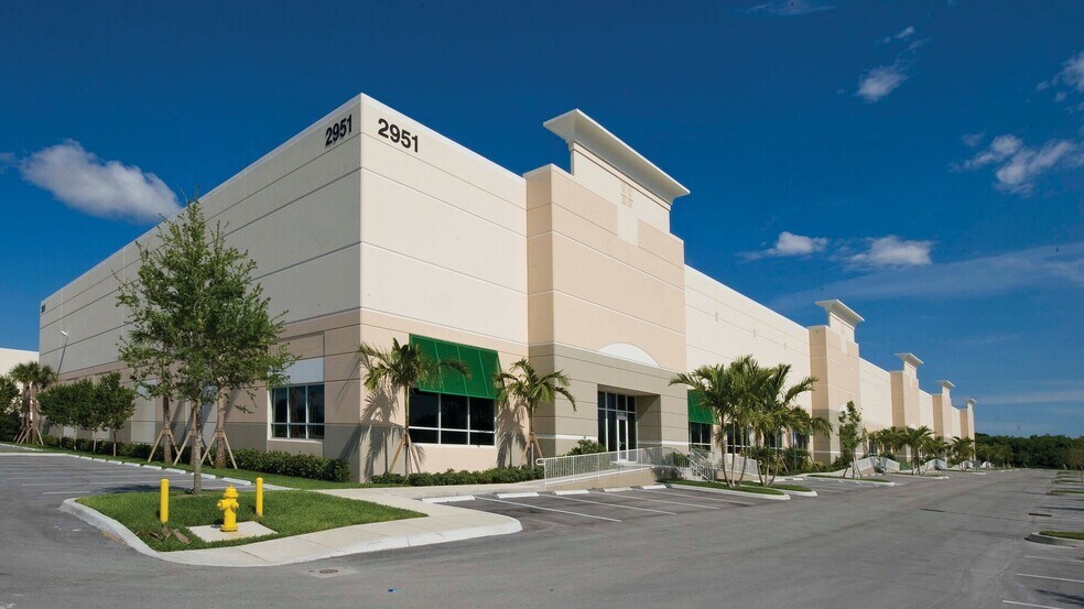 2900 NW 27th Ave, Pompano Beach, FL à louer - Photo de l’immeuble – Image 3 sur 8
