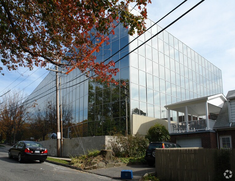 411 W Putnam Ave, Greenwich, CT à louer - Photo de l’immeuble – Image 2 sur 39