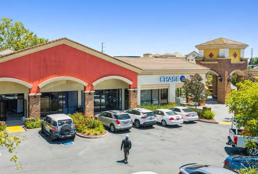 Westlake Village Shopping Center portefeuille de 2 biens à vendre sur LoopNet.fr - Photo de l’immeuble – Image 1 sur 6