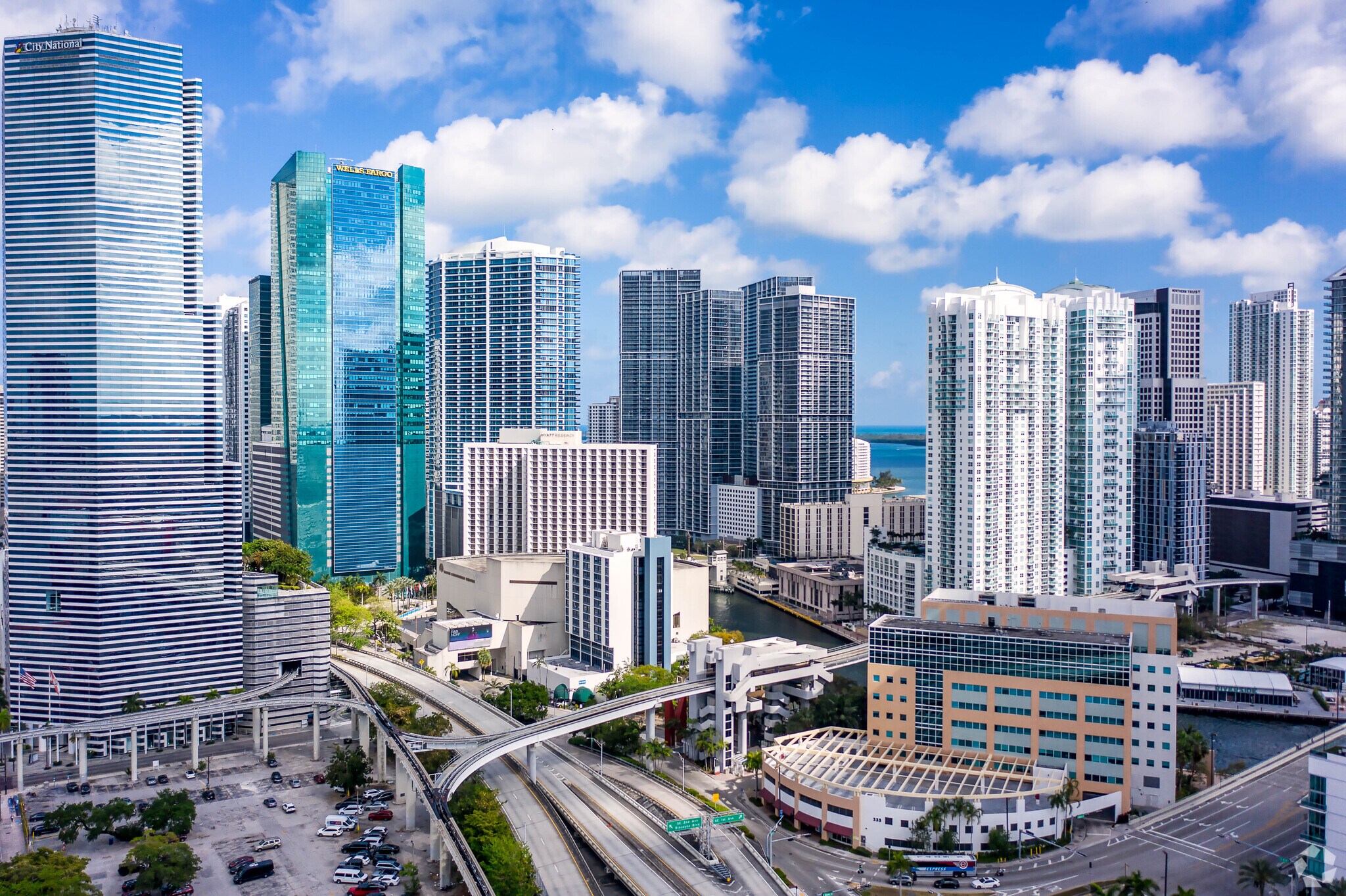 333 SE 2nd Ave, Miami, FL à louer Photo de l’immeuble– Image 1 sur 16