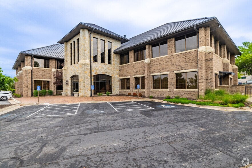 1414 SW Ashworth Pl, Topeka, KS à vendre - Photo de l’immeuble – Image 2 sur 10