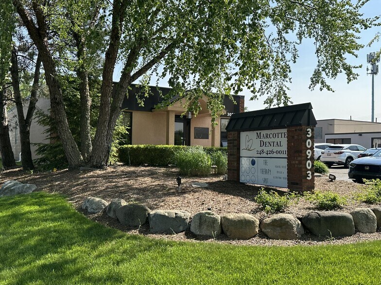 30903 W 10 Mile Rd, Farmington Hills, MI à louer - Photo de l’immeuble – Image 3 sur 7