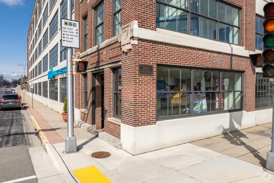 201 N Main St, Fort Atkinson, WI à louer - Photo de l’immeuble – Image 3 sur 5