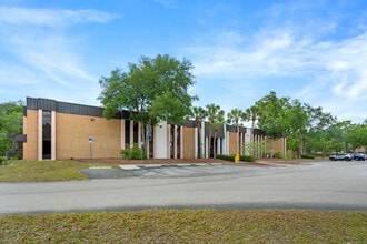 1624 N Meadowcrest Blvd, Crystal River, FL à louer Photo de l’immeuble– Image 1 sur 38