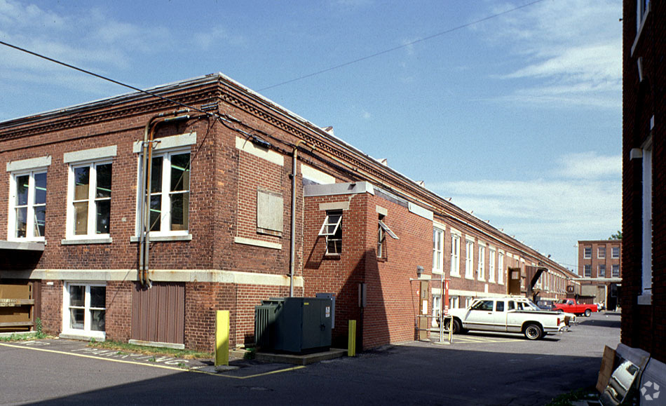 955 Connecticut Ave, Bridgeport, CT à louer - Photo de l’immeuble – Image 1 sur 8