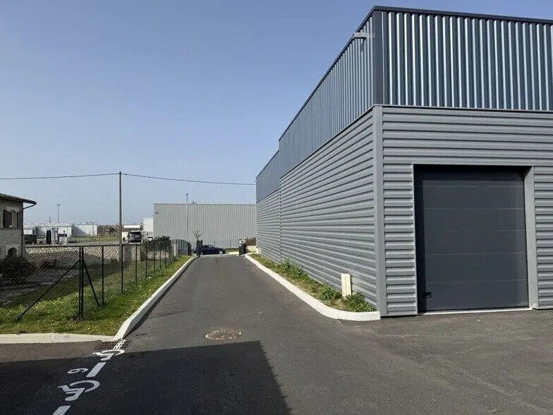 Local commercial dans Bassens à louer - Photo de l’immeuble – Image 2 sur 7