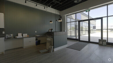 121 58th Ave SW, Calgary, AB à louer Photo intérieure– Image 2 sur 21