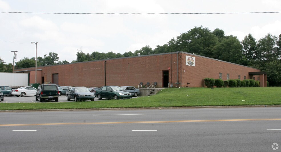 2401 Schirra Pl, High Point, NC à louer - Photo de l’immeuble – Image 3 sur 5