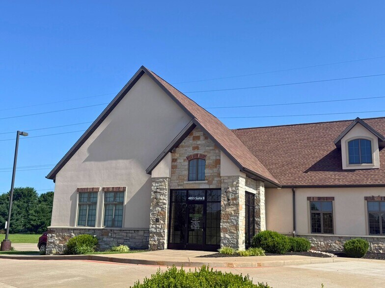 4955 S National Ave, Springfield, MO à louer - Photo de l’immeuble – Image 2 sur 12