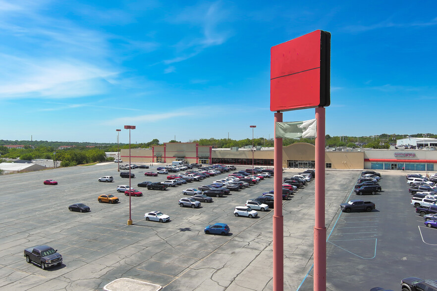 5776 Stemmons Dr, San Antonio, TX à louer - Photo de l’immeuble – Image 2 sur 6