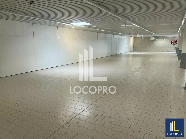 Local commercial dans Saint-Martin-de-Crau à louer - Photo de l’immeuble – Image 2 sur 6