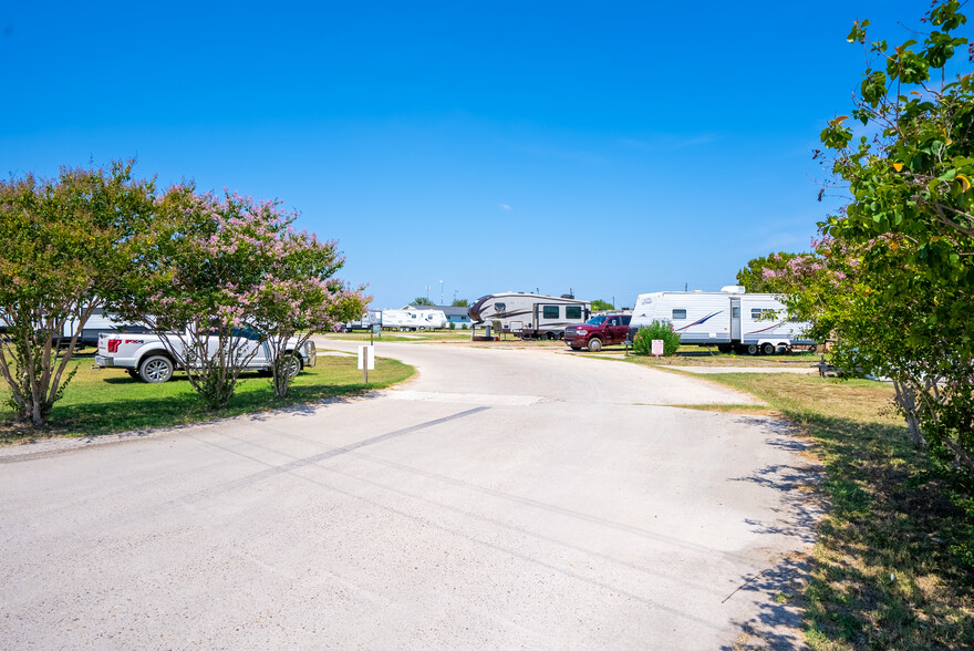 304 Freeny Dr, Kenedy, TX à vendre - Photo de l’immeuble – Image 2 sur 12