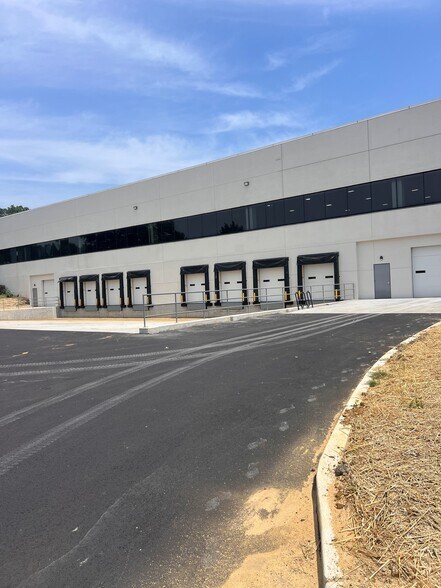 260 Industrial Way W, Eatontown, NJ à louer - Photo de l’immeuble – Image 1 sur 10