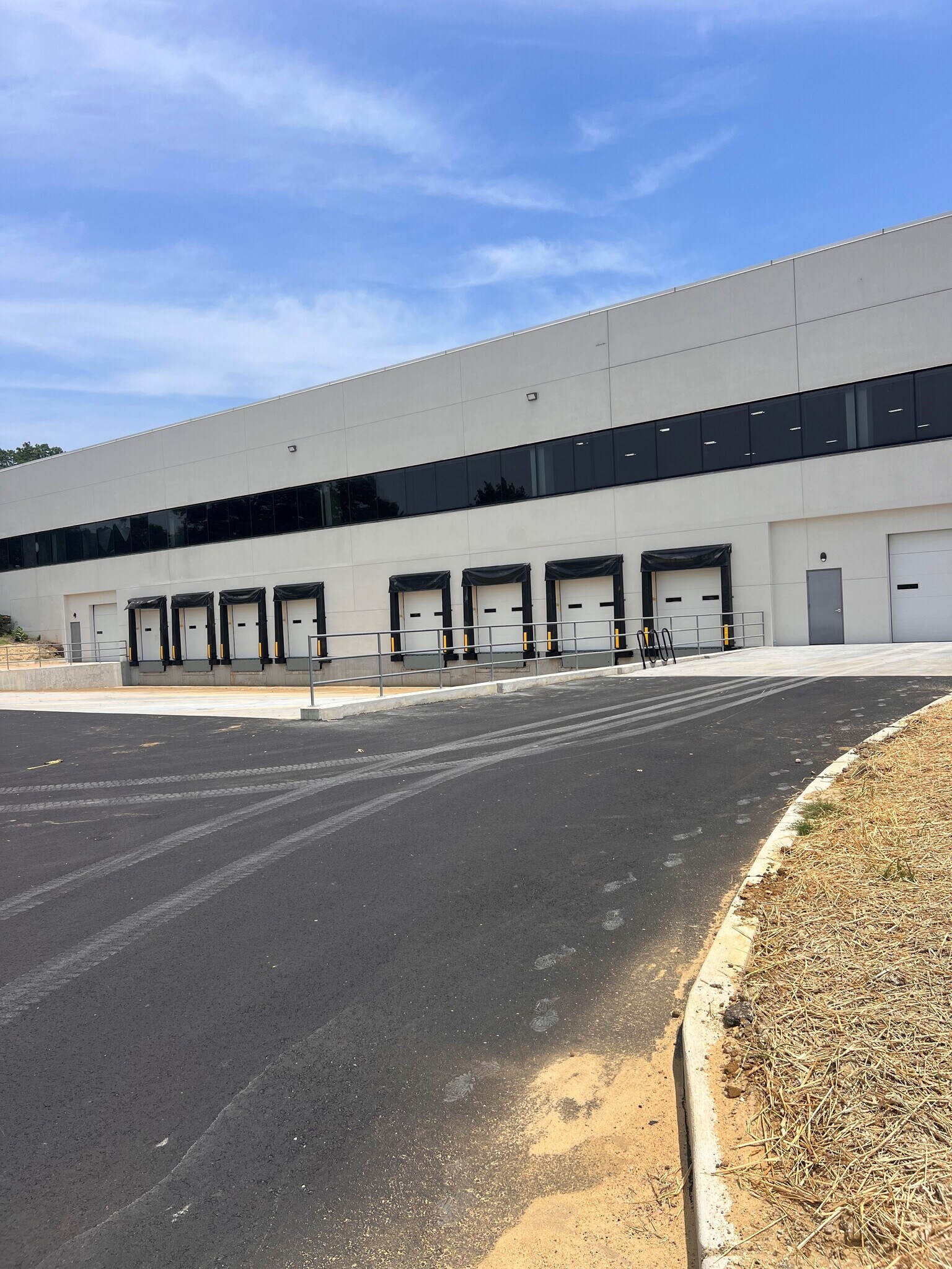 260 Industrial Way W, Eatontown, NJ à louer Photo de l’immeuble– Image 1 sur 11