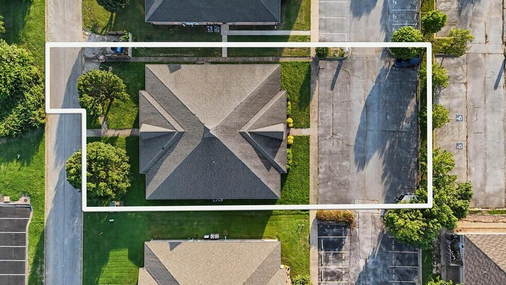 102 SE Executive Dr, Bentonville, AR à vendre - Photo de l’immeuble – Image 2 sur 25