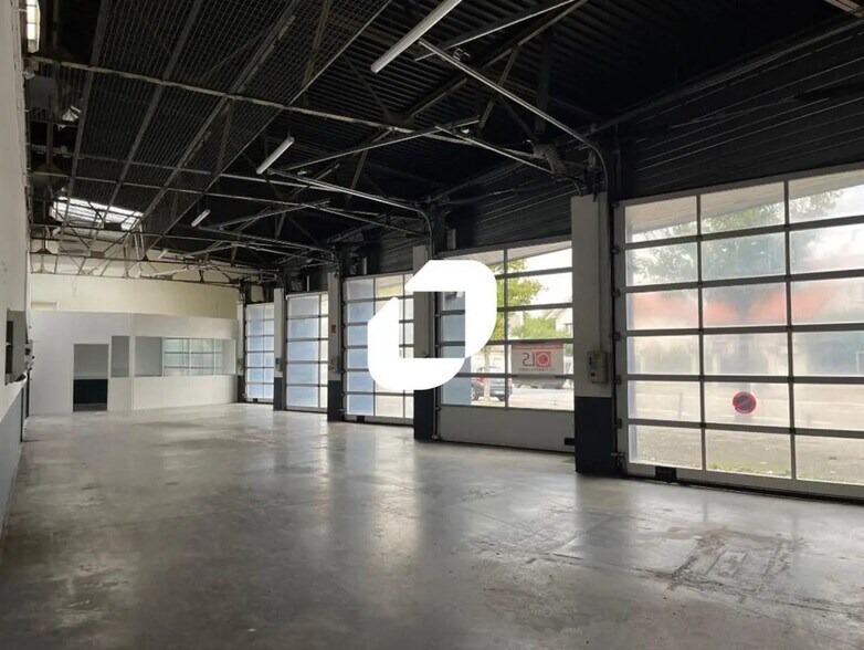 Local d’activités dans Vénissieux à louer - Photo de l’immeuble – Image 2 sur 16