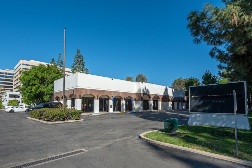 21725 Erwin St, Woodland Hills, CA à vendre - Photo de l’immeuble – Image 2 sur 12