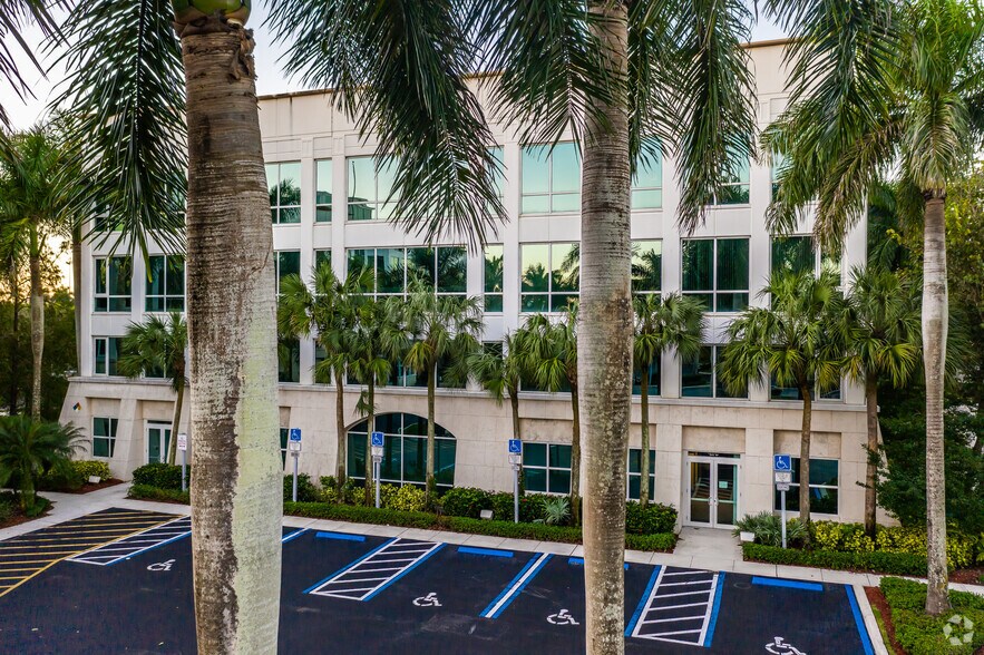 2200 N commerce Pky, Weston, FL à louer - Photo de l’immeuble – Image 3 sur 7