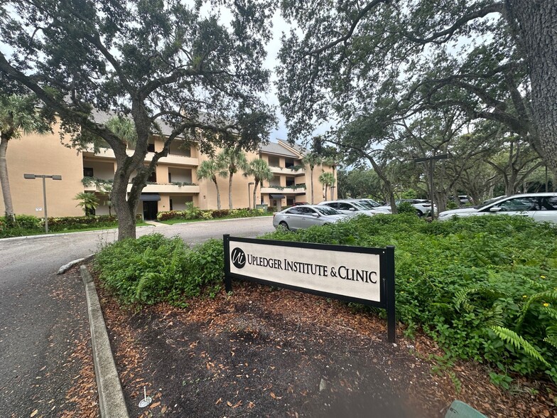 11211 Prosperity Farms Rd, Palm Beach Gardens, FL à vendre - Photo de l’immeuble – Image 1 sur 6