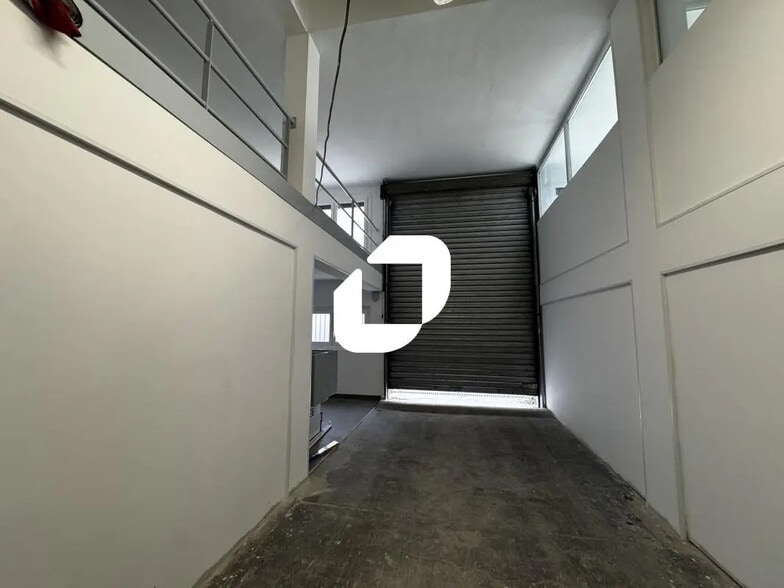 Local d’activités dans Grenoble à louer - Photo intérieure – Image 2 sur 10