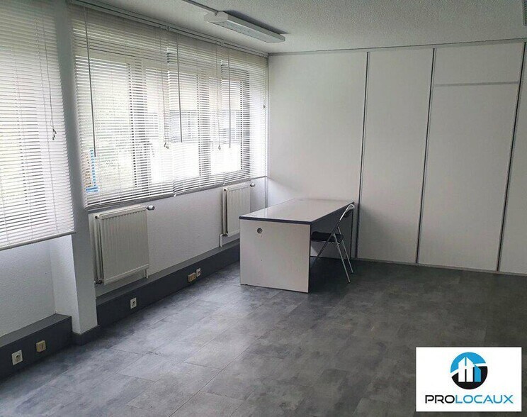 Bureau dans SAINT EGREVE à louer - Photo de l’immeuble – Image 1 sur 8
