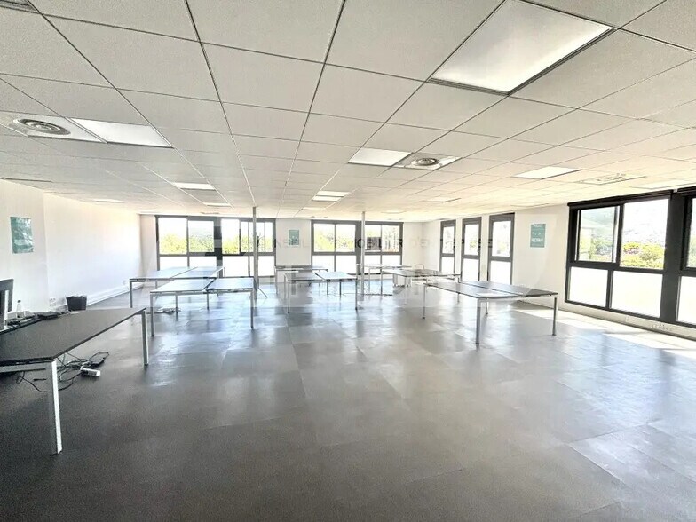 Bureau dans Aubagne à louer - Photo de l’immeuble – Image 3 sur 7