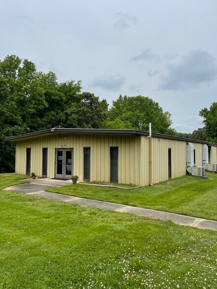 200 Oakland St, Lowell, NC à vendre - Photo principale – Image 1 sur 8