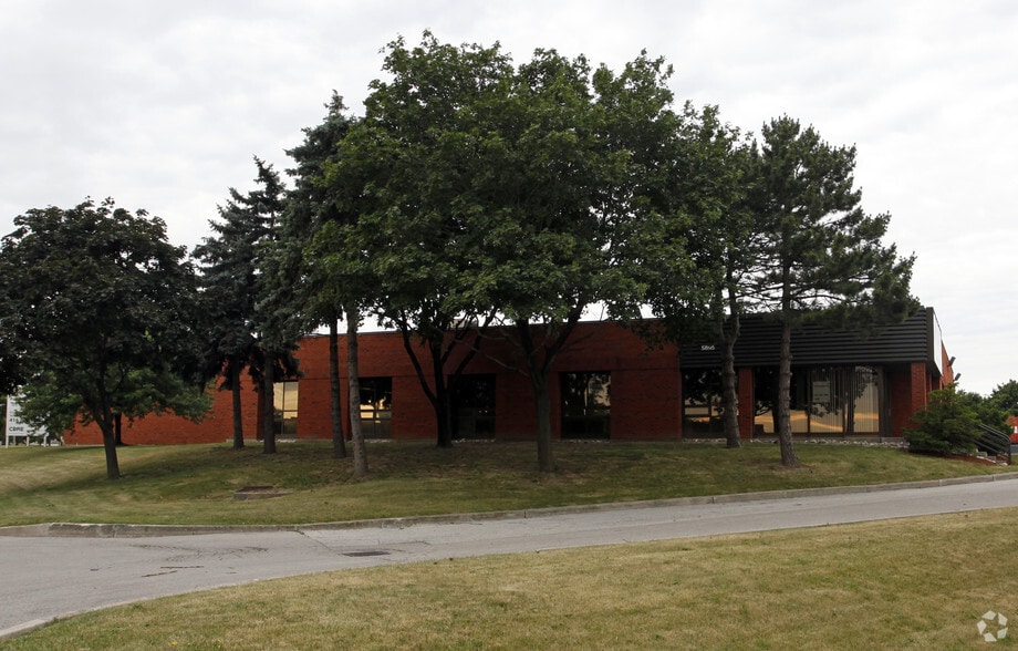 5895 Ambler Dr, Mississauga, ON à louer - Photo principale – Image 1 sur 3