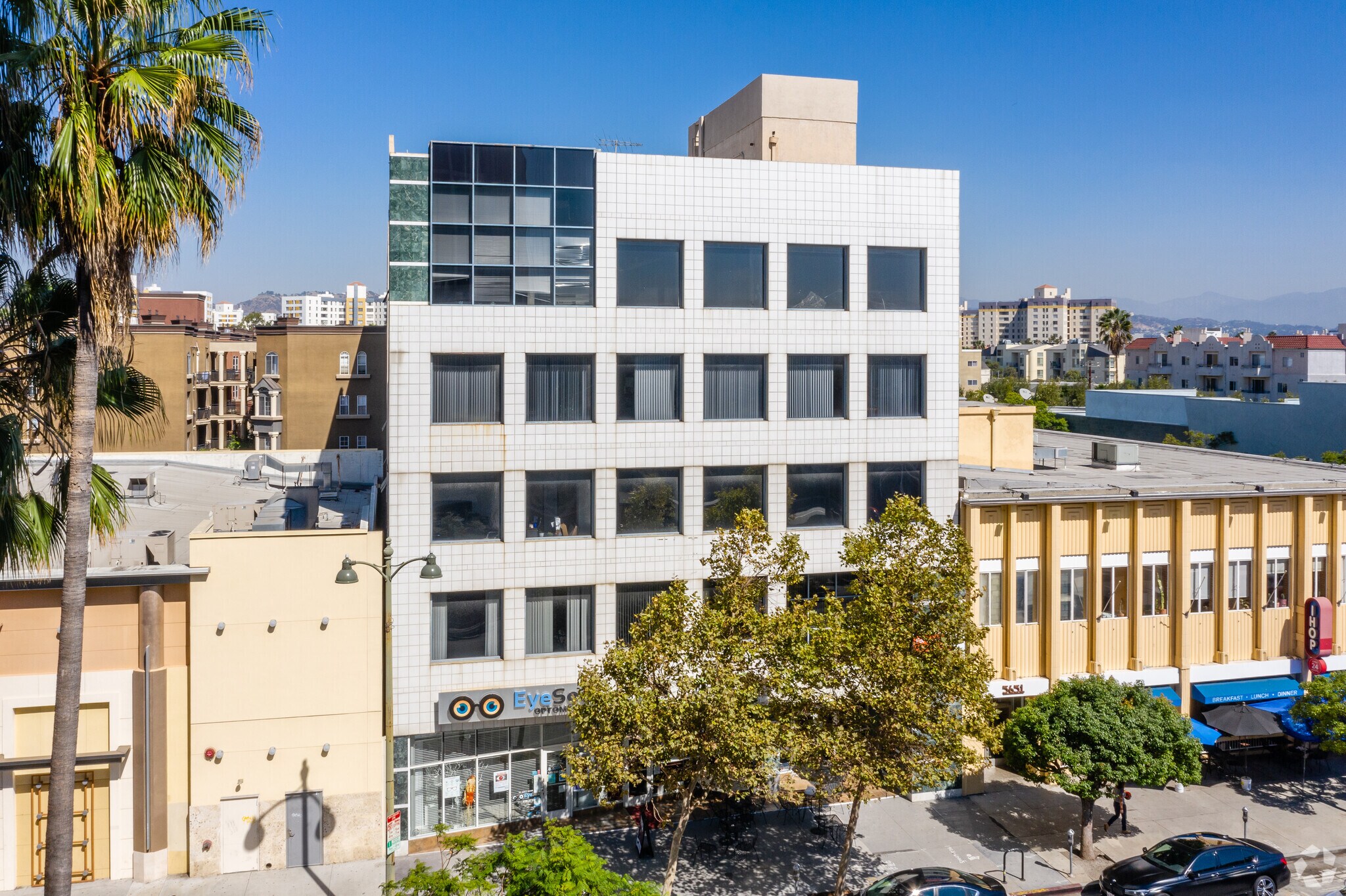 5657 Wilshire Blvd, Los Angeles, CA à louer Photo principale– Image 1 sur 5