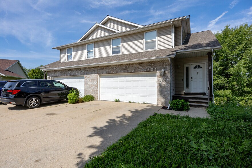 2020 Stratford Ct, Coralville, IA à vendre - Photo principale – Image 1 sur 3