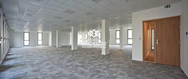 Plus de détails pour 1512 Avenue Charles De Gaulle, Mâcon - Bureau à vendre