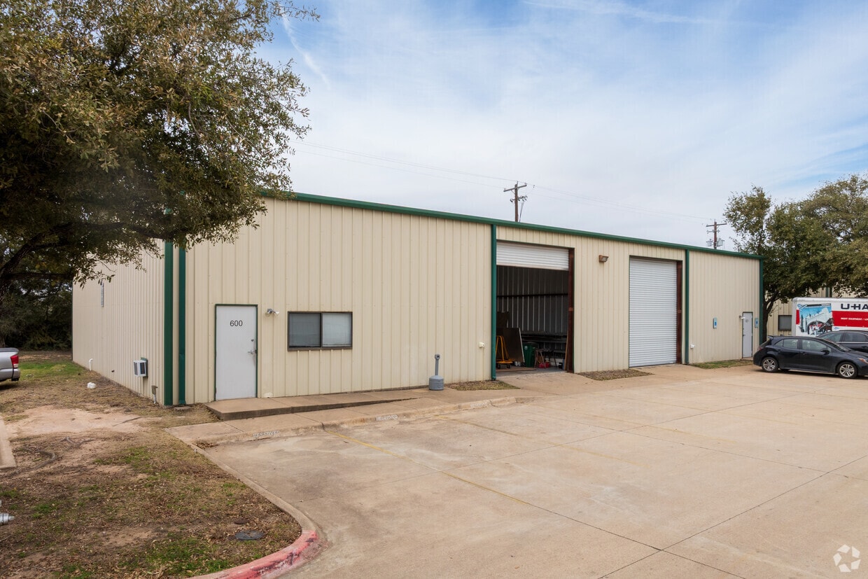 1834 Ferguson Ln, Austin, TX à louer Photo de l’immeuble– Image 1 sur 1