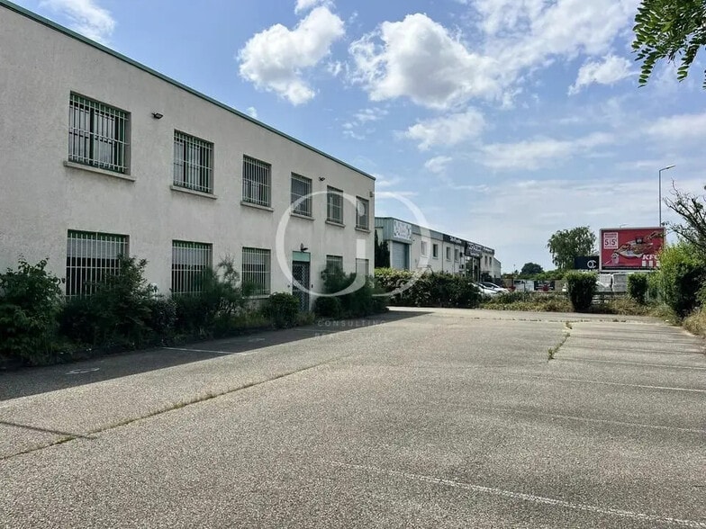 Local d'activités dans Chassieu à vendre - Photo de l’immeuble – Image 3 sur 9