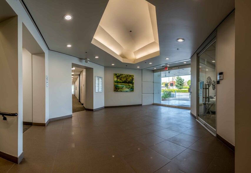 40 W Cochran St, Simi Valley, CA à louer - Hall d’entrée – Image 3 sur 4